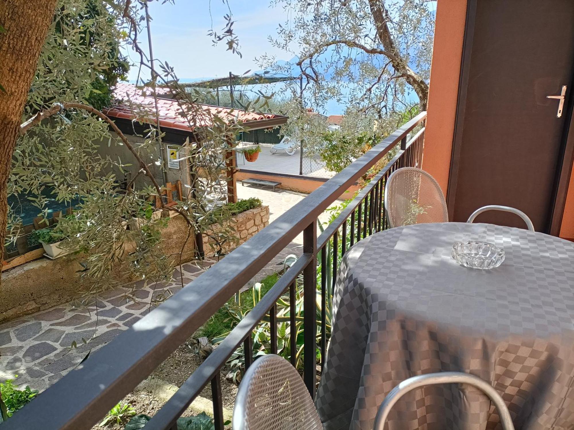 Appartamenti Casa Nina, Lago,Montagne, Uliveti Бренцоне сул Гарда Екстериор снимка