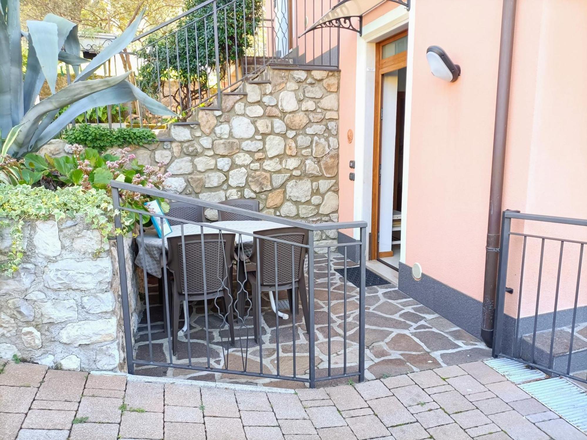 Appartamenti Casa Nina, Lago,Montagne, Uliveti Бренцоне сул Гарда Екстериор снимка